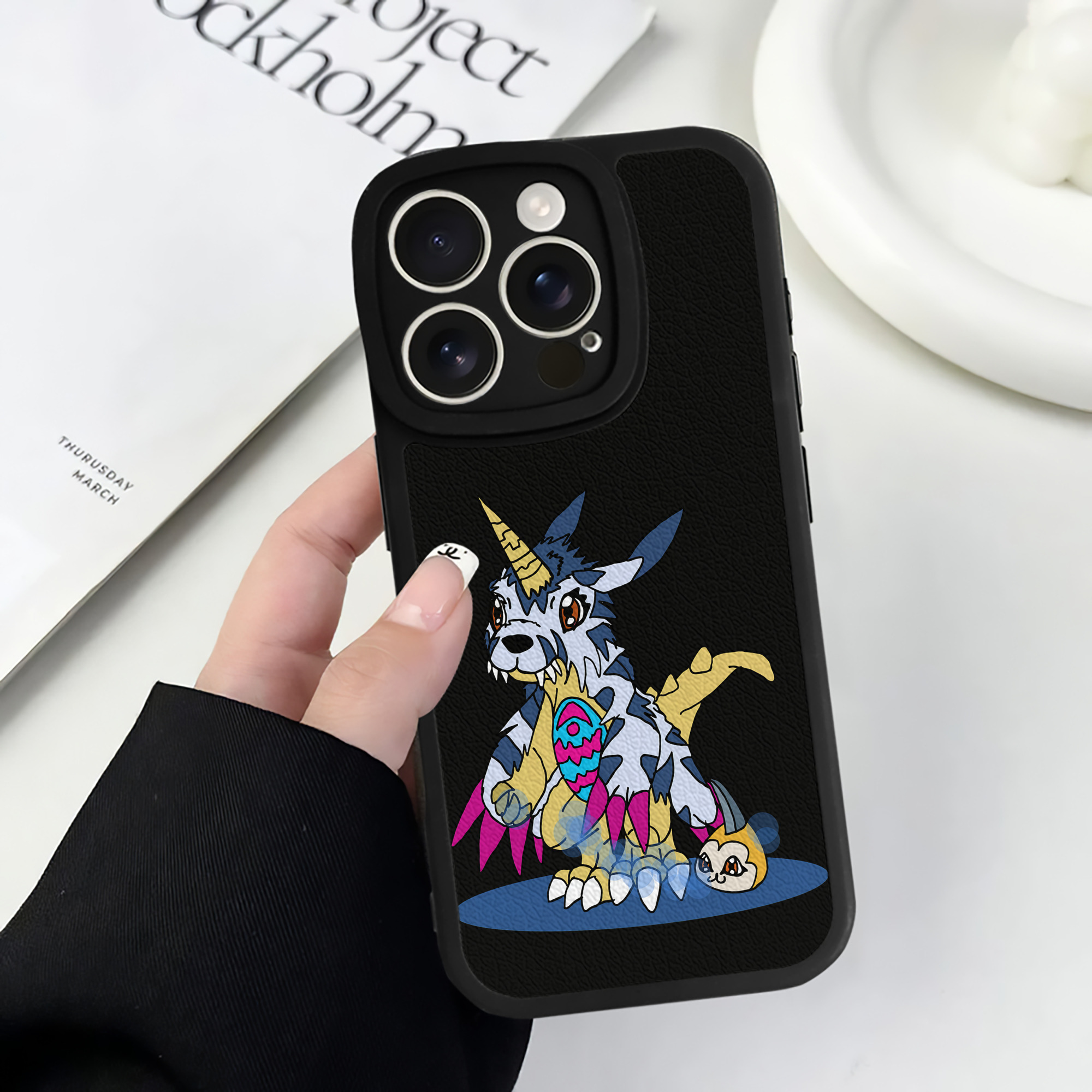 （画像用） Digimon デジタルモンスター/デジモン 【iPhone 16シリーズ対応】シリコンスマホケース（レザー調） 材質：シリコン